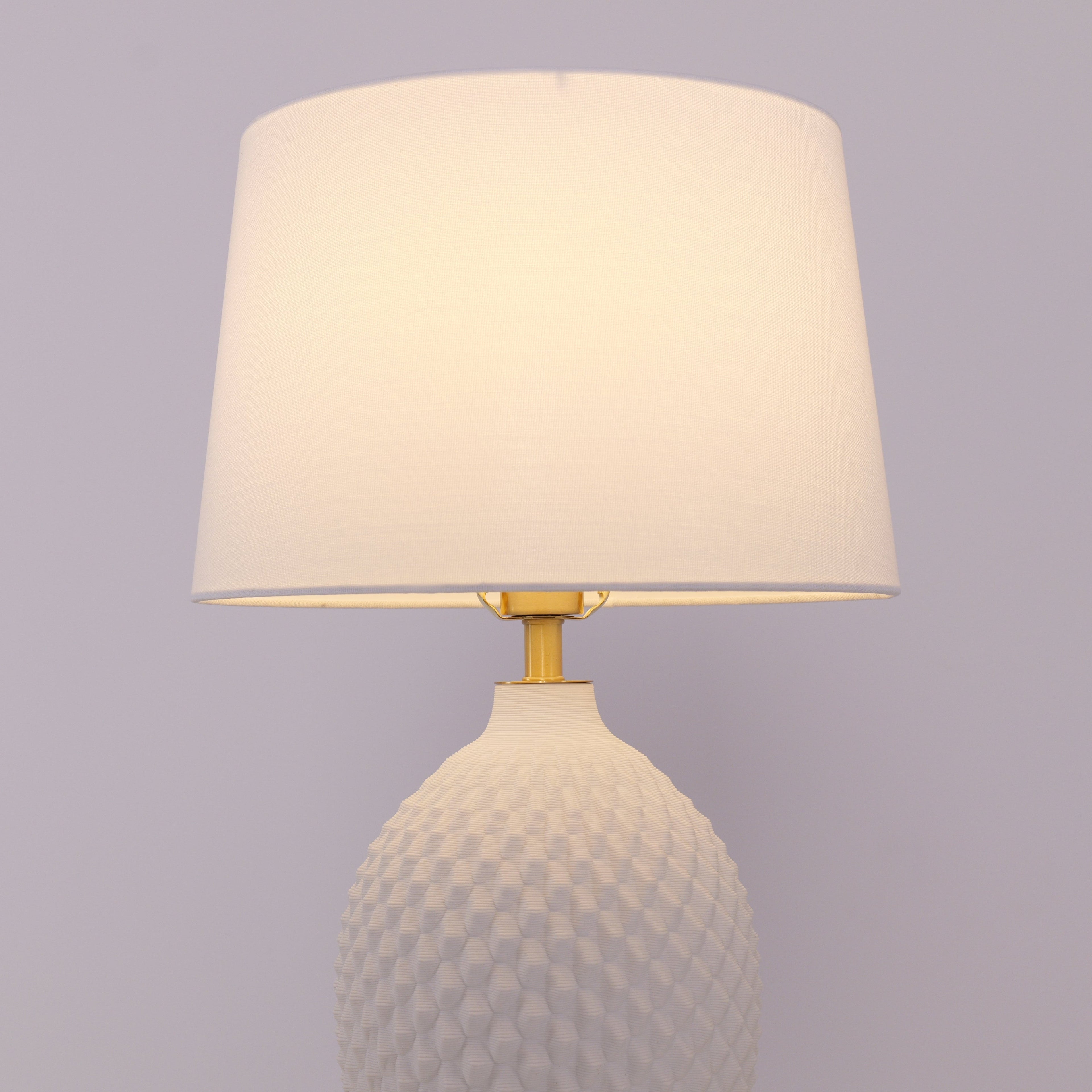 3d-pure-white-diamond-embossed-relief-pattern-ceramic-table-lamp